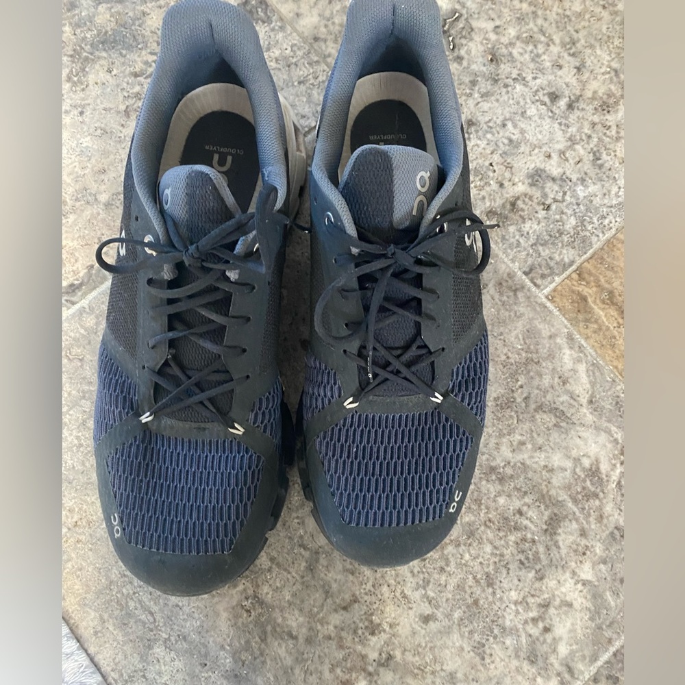 Men's on cloud shoes.